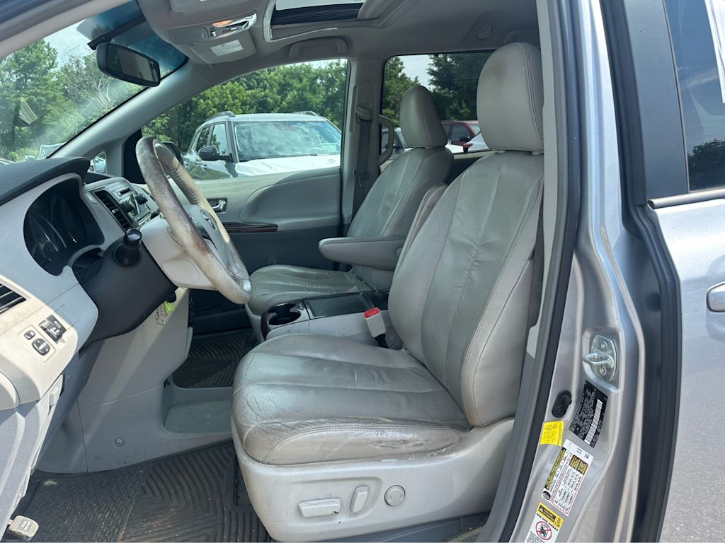 Thumbnail: 2012 Toyota Sienna - 8