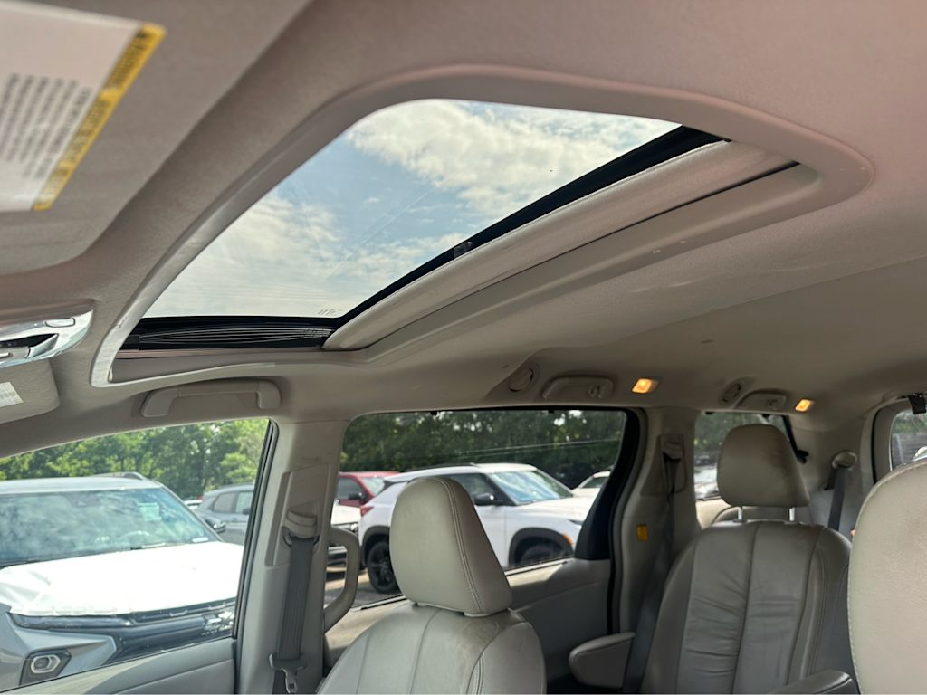 Thumbnail: 2012 Toyota Sienna - 16