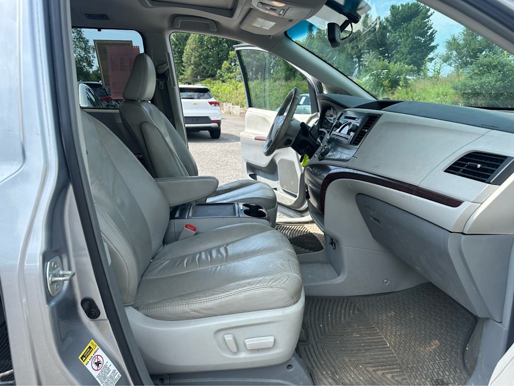 Thumbnail: 2012 Toyota Sienna - 21