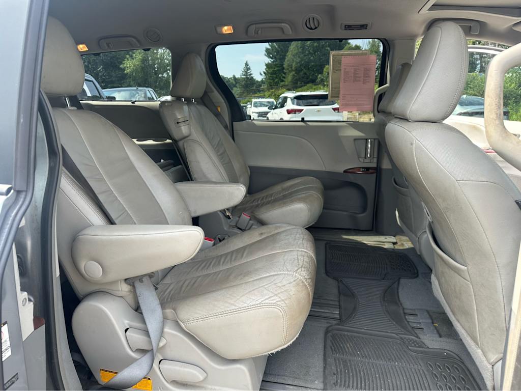 Thumbnail: 2012 Toyota Sienna - 9