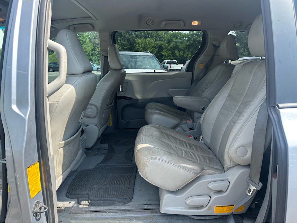Thumbnail: 2012 Toyota Sienna - 22