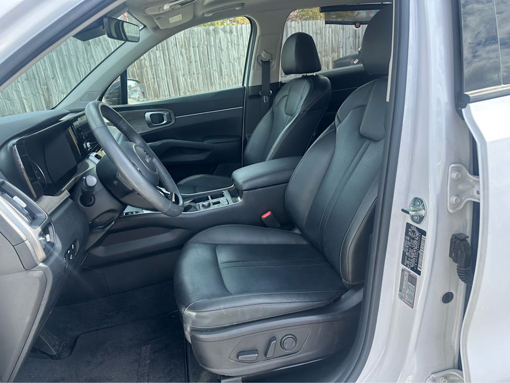 Thumbnail: 2023 Kia Sorento - 9