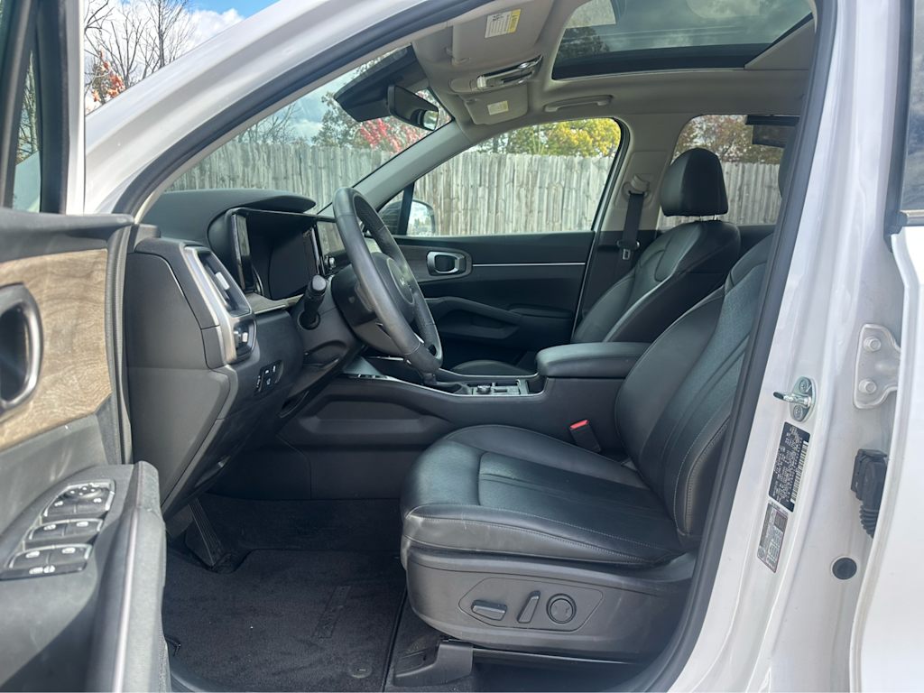 Thumbnail: 2023 Kia Sorento - 8