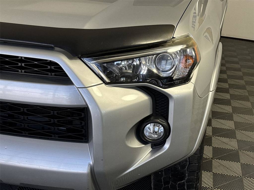 Thumbnail: 2016 Toyota 4Runner - 17