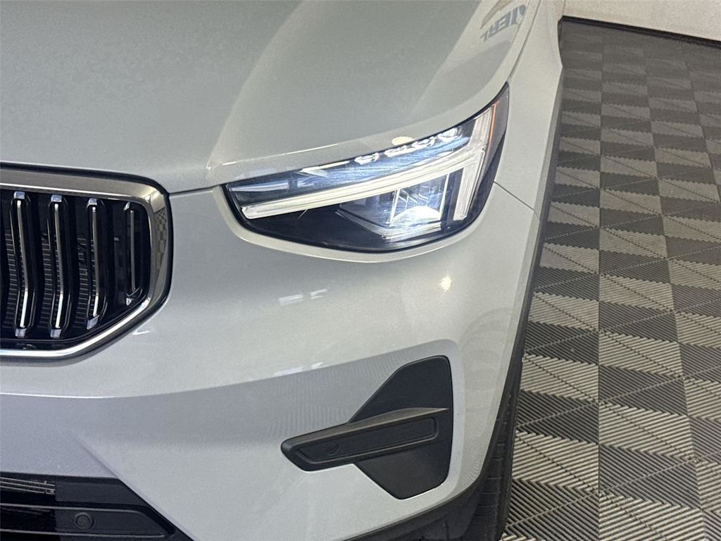 Thumbnail: 2025 Volvo XC40 - 16