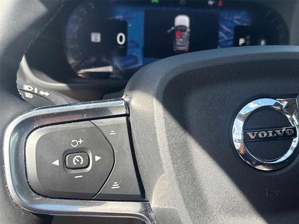Thumbnail: 2025 Volvo XC40 - 25