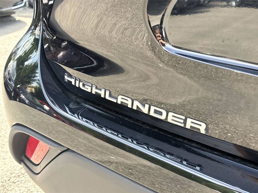 Thumbnail: 2022 Toyota Highlander - 6