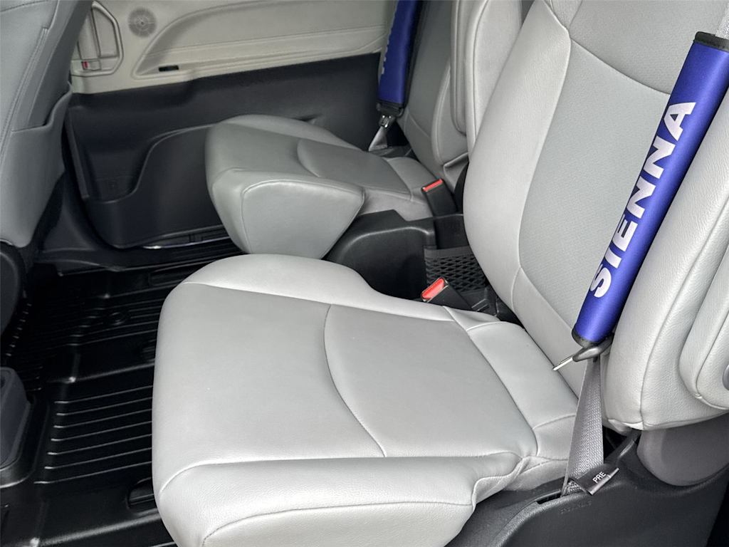 Thumbnail: 2022 Toyota Sienna - 10