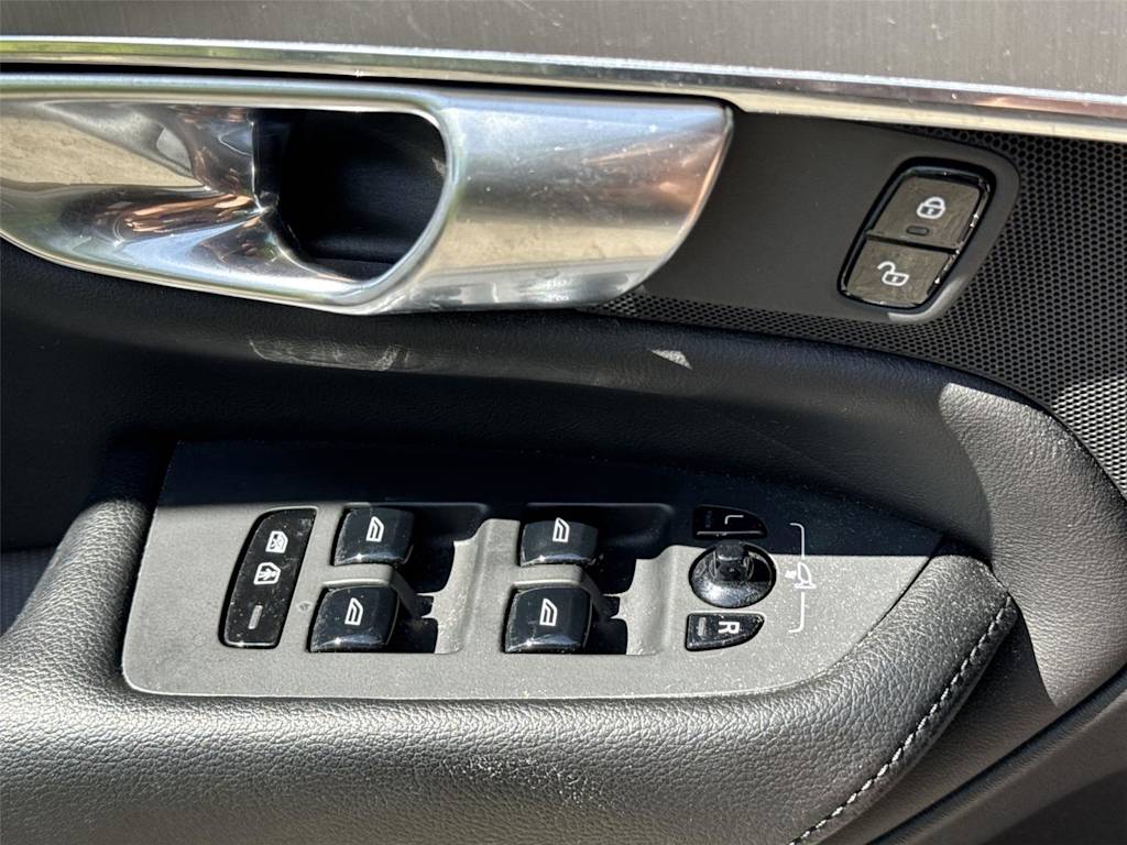 Thumbnail: 2021 Volvo XC90 - 17