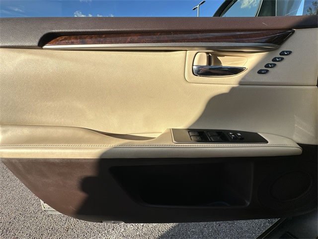 Thumbnail: 2017 Lexus ES - 27