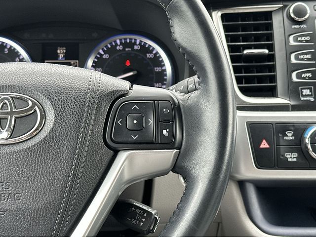 Thumbnail: 2016 Toyota Highlander - 17