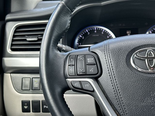 Thumbnail: 2016 Toyota Highlander - 17