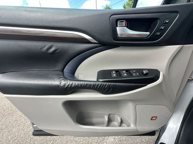 Thumbnail: 2016 Toyota Highlander - 24