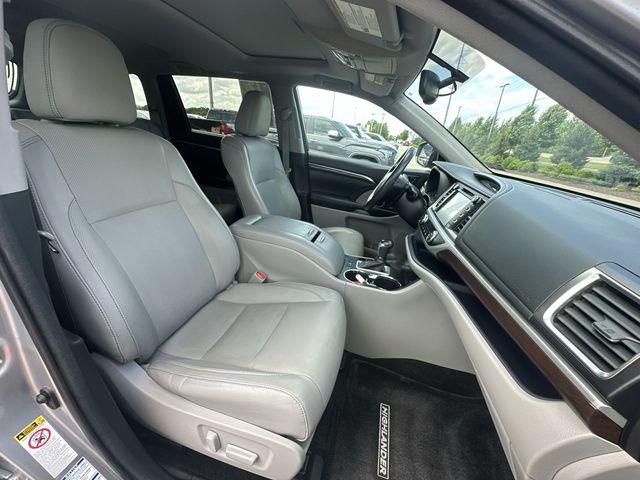 Thumbnail: 2016 Toyota Highlander - 25