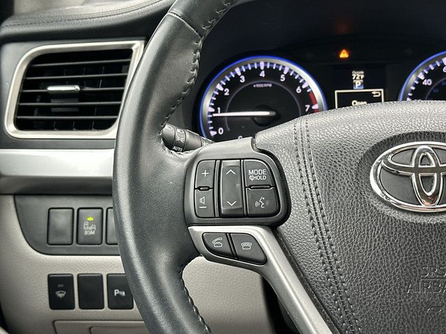Thumbnail: 2016 Toyota Highlander - 16