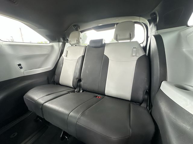 Thumbnail: 2021 Toyota Sienna - 25