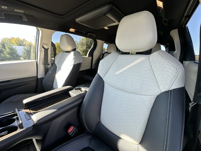 Thumbnail: 2026 Toyota Sienna - 9