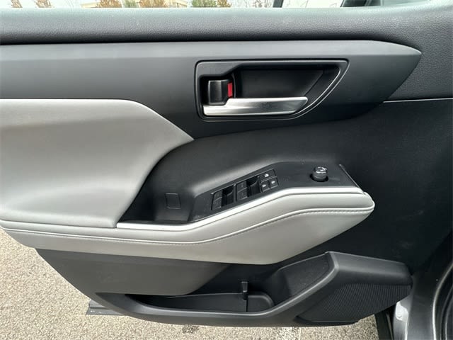 Thumbnail: 2022 Toyota Highlander - 25