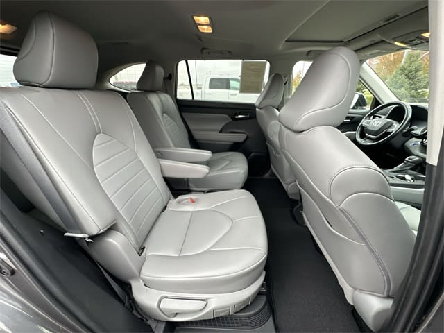Thumbnail: 2022 Toyota Highlander - 30