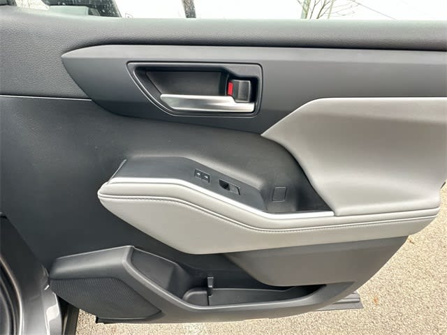 Thumbnail: 2022 Toyota Highlander - 29