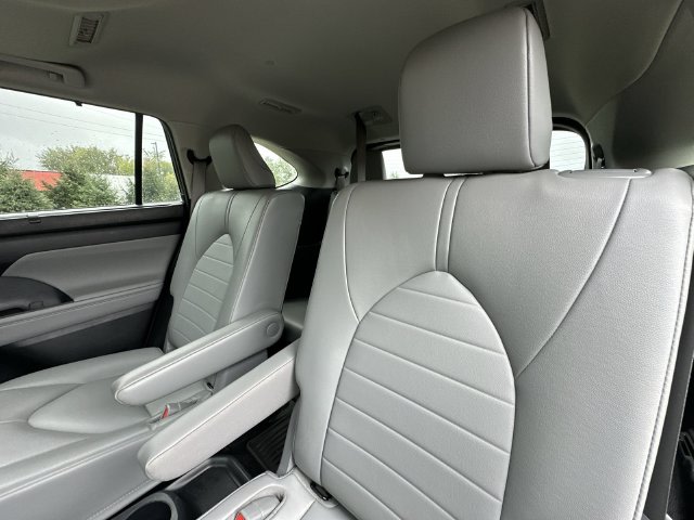 Thumbnail: 2022 Toyota Highlander - 10