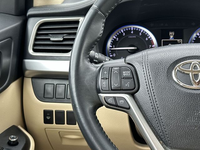 Thumbnail: 2016 Toyota Highlander - 16