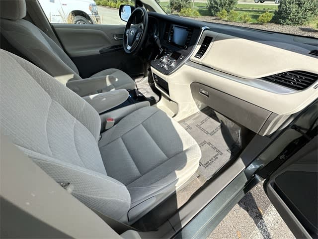 Thumbnail: 2018 Toyota Sienna - 24