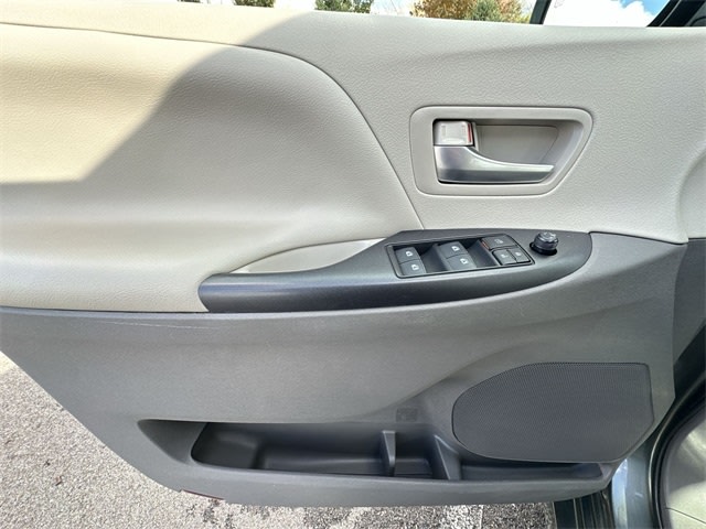 Thumbnail: 2018 Toyota Sienna - 22