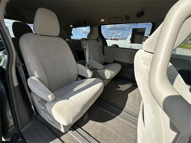 Thumbnail: 2018 Toyota Sienna - 27