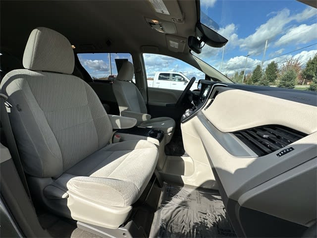 Thumbnail: 2018 Toyota Sienna - 25