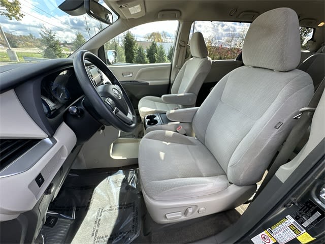 Thumbnail: 2018 Toyota Sienna - 12