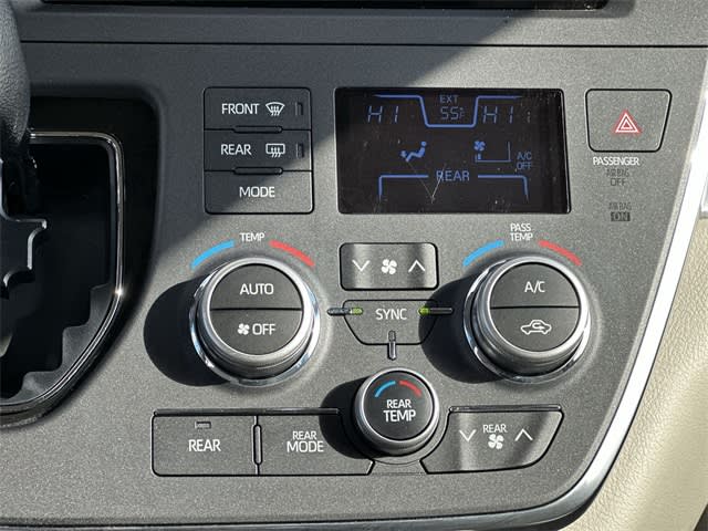 Thumbnail: 2018 Toyota Sienna - 21