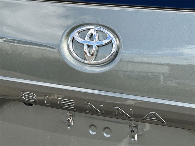 Thumbnail: 2018 Toyota Sienna - 7