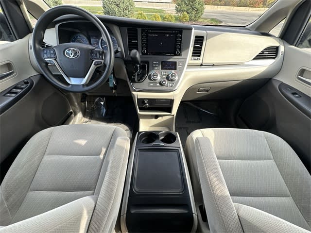 Thumbnail: 2018 Toyota Sienna - 10