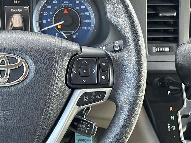 Thumbnail: 2018 Toyota Sienna - 19