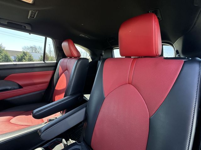 Thumbnail: 2022 Toyota Highlander - 10