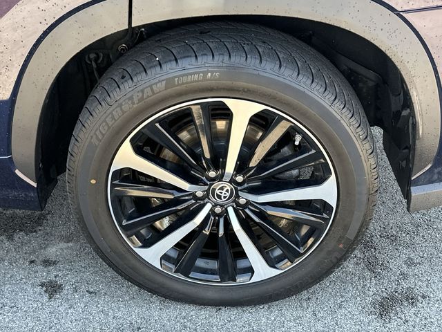 Thumbnail: 2022 Toyota Highlander - 8