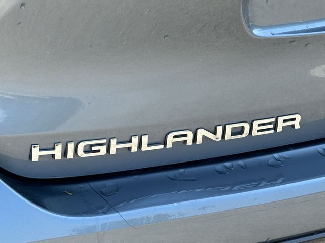 Thumbnail: 2023 Toyota Highlander - 21