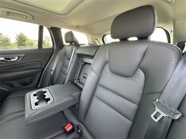 Thumbnail: 2025 Volvo V60 - 10