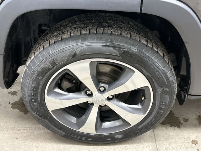 Thumbnail: 2019 Jeep Cherokee - 8