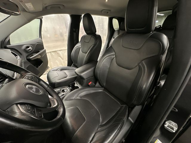 Thumbnail: 2019 Jeep Cherokee - 11