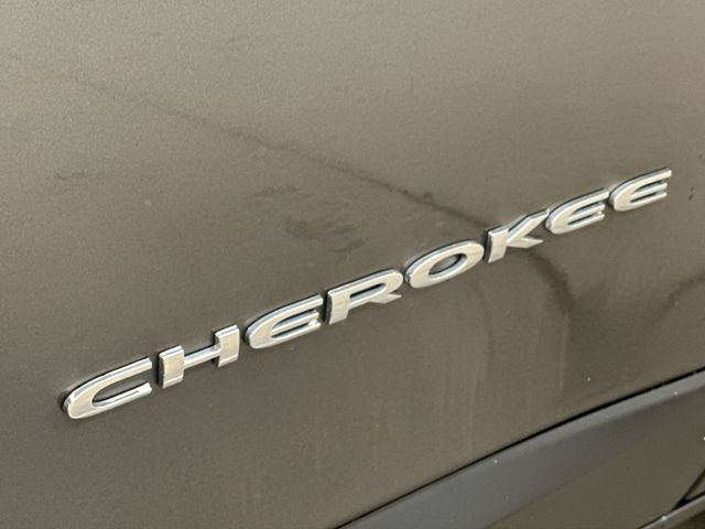 Thumbnail: 2019 Jeep Cherokee - 28