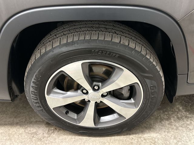 Thumbnail: 2019 Jeep Cherokee - 8