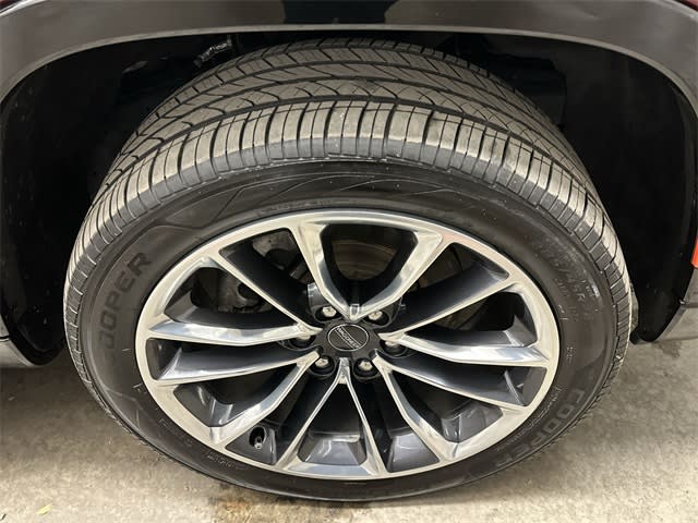 Thumbnail: 2022 Jeep Wagoneer - 8