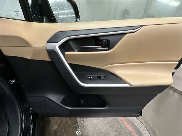 Thumbnail: 2021 Toyota RAV4 - 25