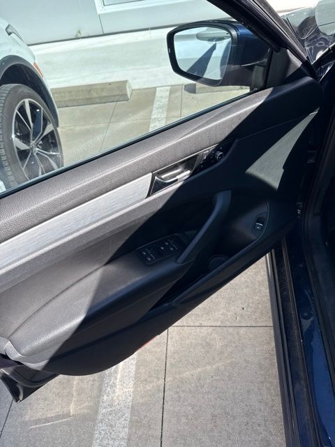 Thumbnail: 2013 Volkswagen Passat - 17