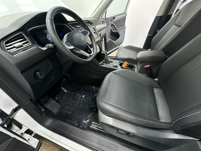 Thumbnail: 2022 Volkswagen Tiguan - 11