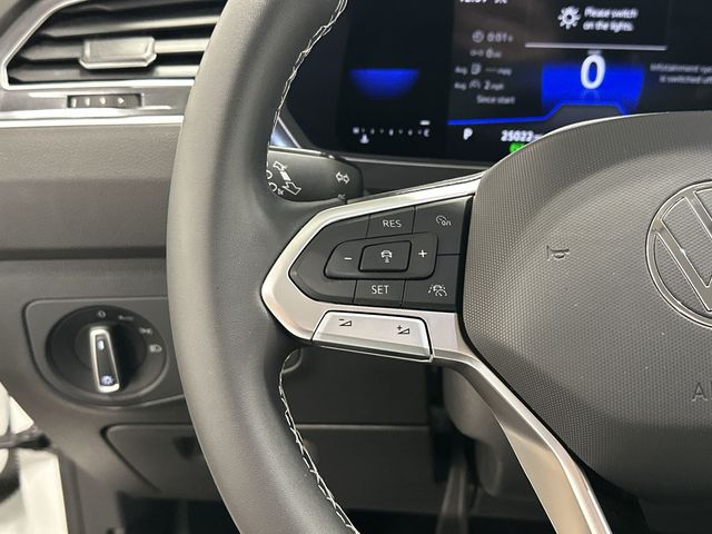 Thumbnail: 2022 Volkswagen Tiguan - 18