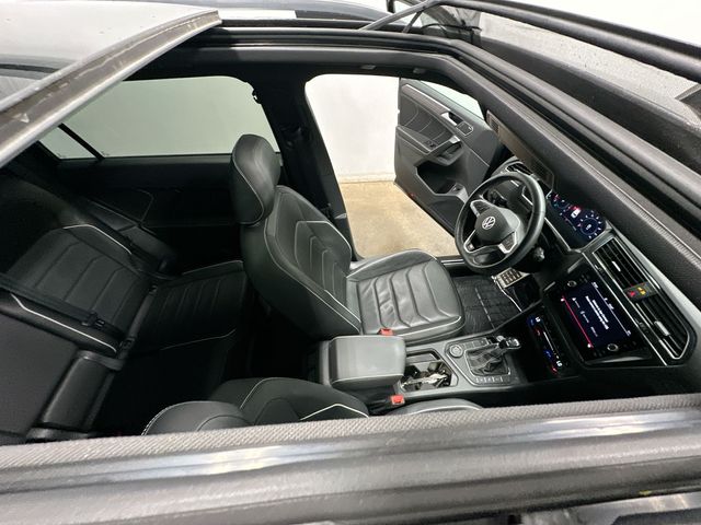 Thumbnail: 2023 Volkswagen Tiguan - 11