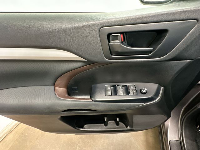 Thumbnail: 2019 Toyota Highlander - 23